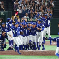【春日井市（王子）－岡崎市（三菱自動車岡崎）】岡崎市を降して優勝し、マウンドに集まって喜ぶ春日井市の選手たち＝東京ドームで2025年9月8日、前田梨里子撮影