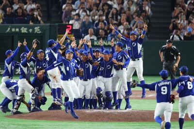 【春日井市（王子）－岡崎市（三菱自動車岡崎）】岡崎市を降して優勝し、マウンドに集まって喜ぶ春日井市の選手たち＝東京ドームで2025年9月8日、前田梨里子撮影