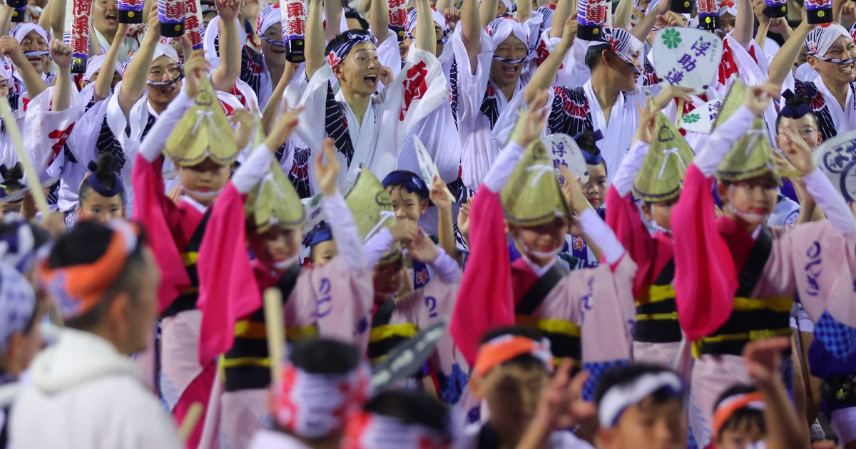 阿波踊りの総踊りで踊る人たち＝徳島市で2025年8月12日午後10時4分、中川祐一撮影