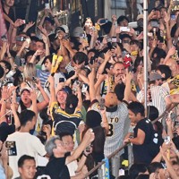 阪神優勝、大阪・ミナミの道頓堀では [写真特集6/11] | 毎日新聞