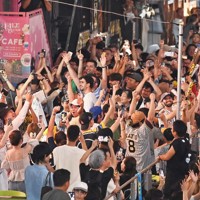セ・リーグ優勝を喜ぶ阪神ファンら＝大阪市中央区で2025年9月7日午後9時13分、北村隆夫撮影