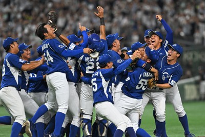 【春日井市（王子）－岡崎市（三菱自動車岡崎）】岡崎市を降して優勝し、マウンドに集まって喜ぶ春日井市の選手たち＝東京ドームで2025年9月8日、新宮巳美撮影