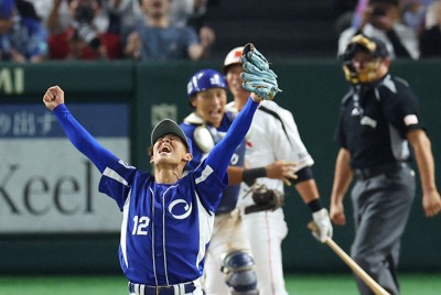 【春日井市（王子）－岡崎市（三菱自動車岡崎）】岡崎市を降して優勝し、喜ぶ春日井市の3番手・九谷瑠（左）＝東京ドームで2025年9月8日、前田梨里子撮影