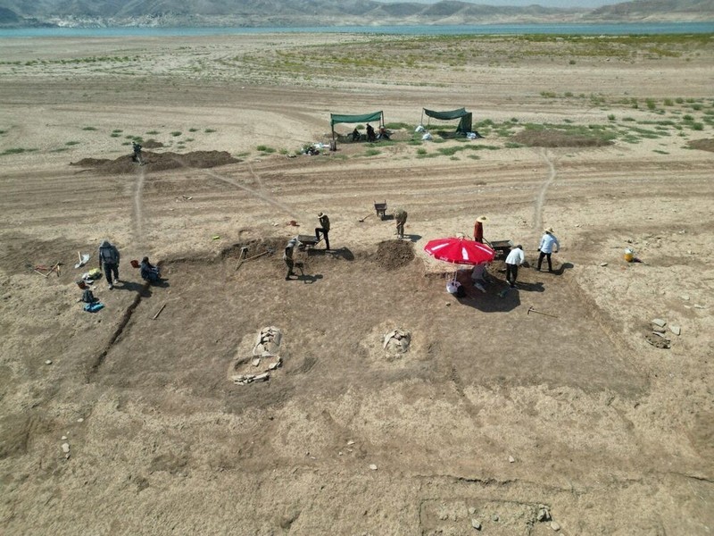 イラク2300年前墓地発見 大規模干ばつ、ダム水位低下 | 毎日新聞
