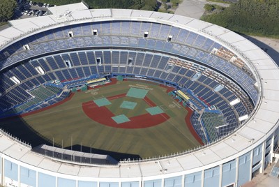 千葉ロッテマリーンズの本拠地・ZOZOマリンスタジアム＝千葉市美浜区で2023年10月23日、本社ヘリから