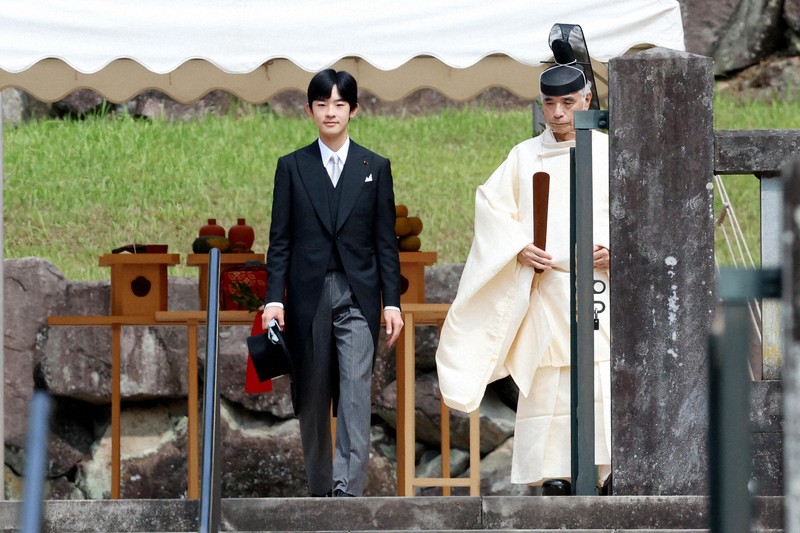 悠仁さまが昭和天皇陵を参拝 成年式終えたことを報告 | 毎日新聞