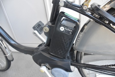 大阪府内の50代女性は施錠をしていたにもかかわらず、電動アシスト自転車のバッテリーを盗まれた。その後、府警の捜査で容疑者グループの関係先から押収され、女性の元に戻った＝府内で2025年8月1日午後2時6分、大坪菜々美撮影