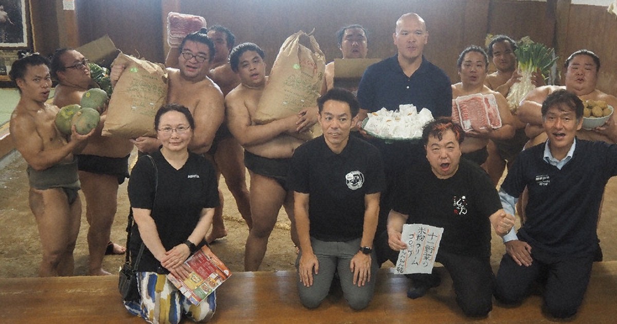 大相撲 秋場所、みんな頑張れ 龍ケ崎市など式秀部屋にご当地グルメ