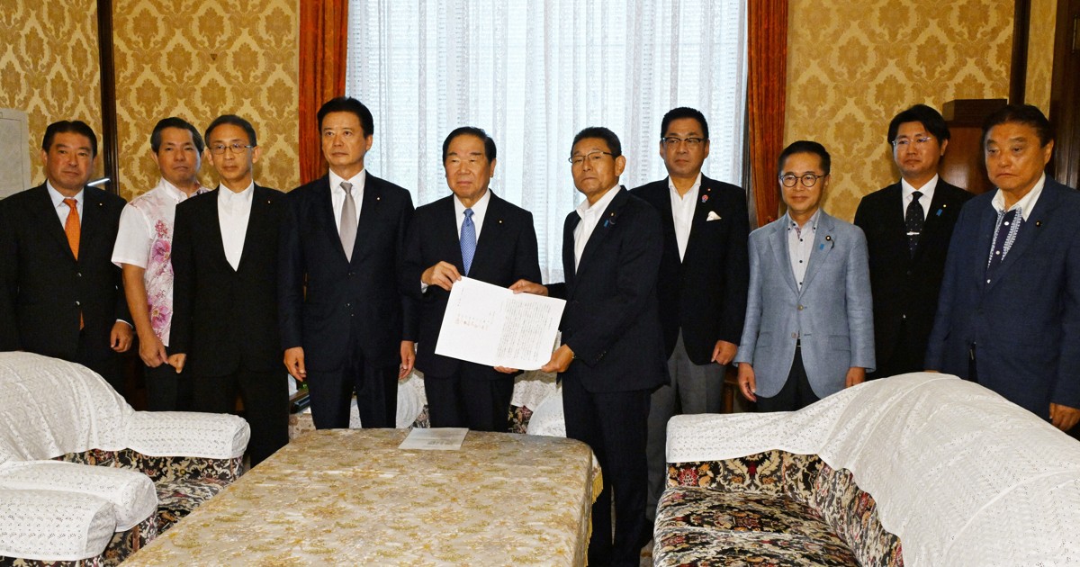 読む政治:11月の廃止は不可能?　「自民政争」で宙に浮くガソリン暫定税率廃止