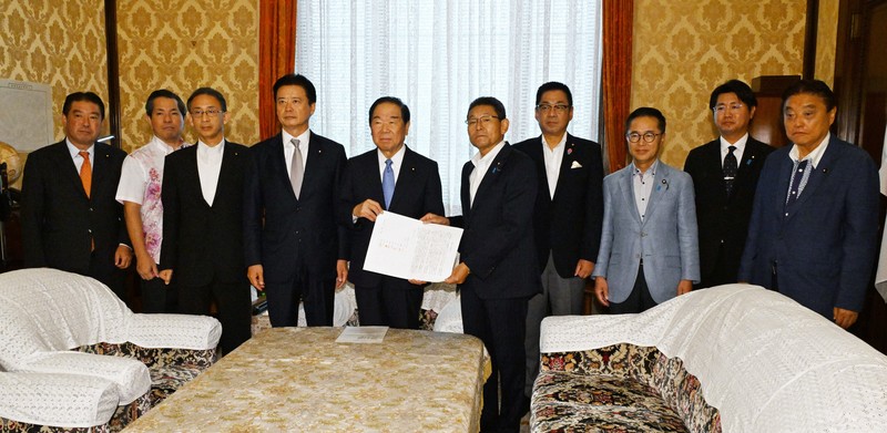 読む政治：11月の廃止は不可能? 「自民政争」で宙に浮くガソリン暫定