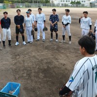 イワキテックの選手たちは平日は勤務を終えた午後5時半ごろから練習を開始する。9日の練習前には小野耀平監督（左端）が「いい練習をしよう」と声をかけていた＝愛媛県上島町で2025年9月9日、松倉展人撮影