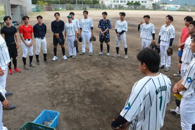 イワキテックの選手たちは平日は勤務を終えた午後5時半ごろから練習を開始する。9日の練習前には小野耀平監督（左端）が「いい練習をしよう」と声をかけていた＝愛媛県上島町で2025年9月9日、松倉展人撮影