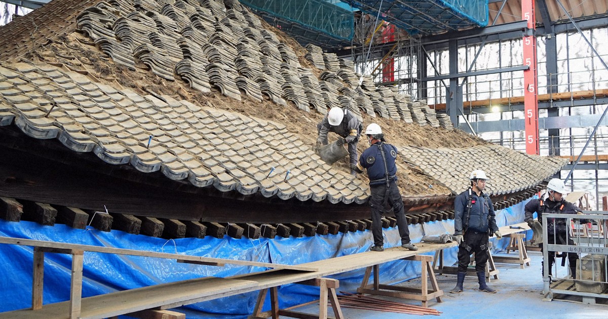興福寺・五重塔で瓦下ろす修復工事 [写真特集1/7] | 毎日新聞