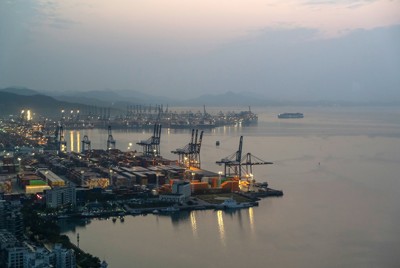 中国・深圳港。輸出額は史上最高のペース（2025年4月）　Bloomberg
