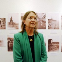 ロバート・アイゼナハさんが撮影した写真の前で思いを語る長女パトリシアさん＝長崎市平野町で2025年5月17日午後4時57分、尾形有菜撮影