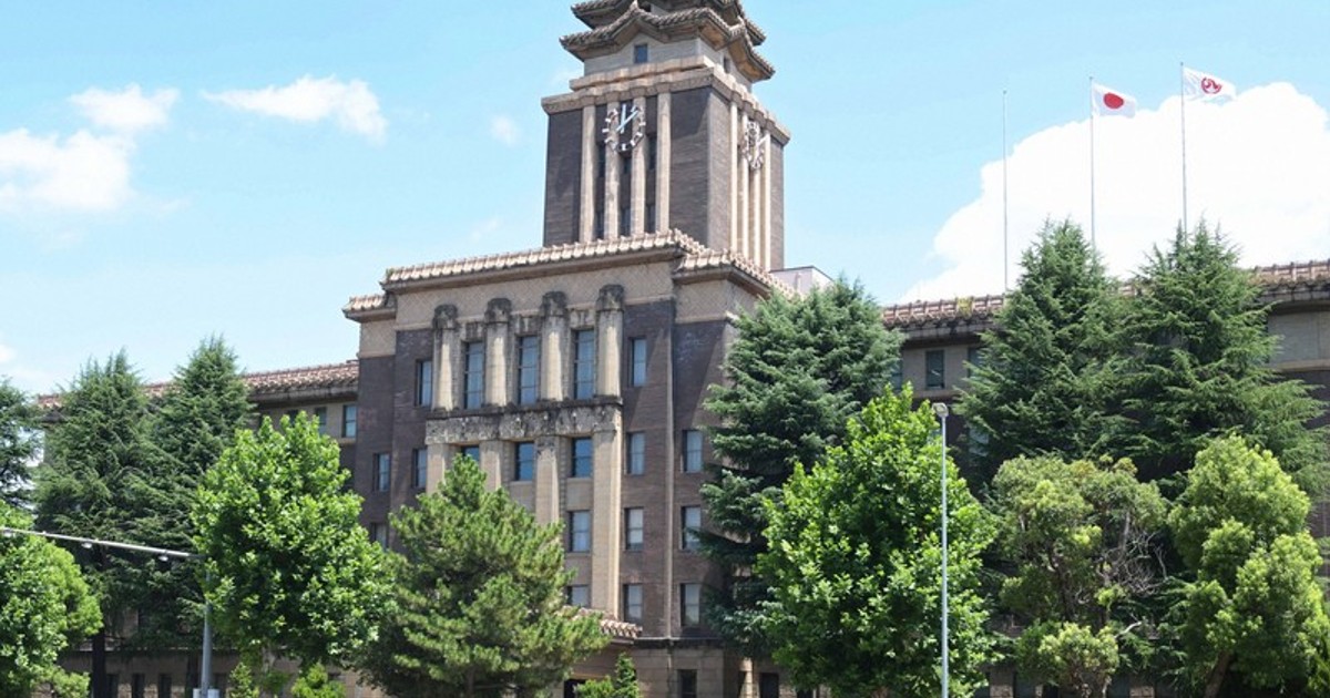 Retro Japan in Photos: Nagoya City Hall's imposing main building topped with folklore statue