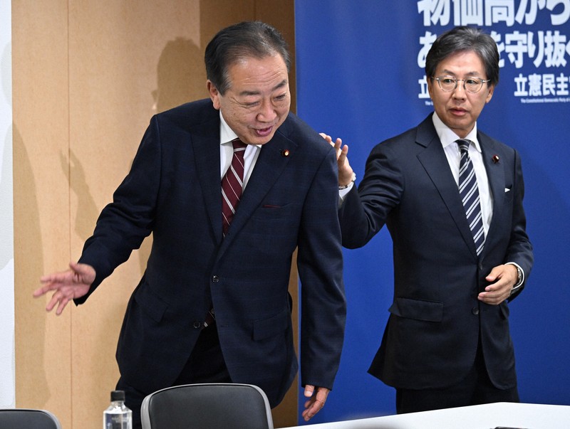 立憲民主党の両院議員総会後、報道陣の取材を終えた野田佳彦代表（左）と取材対応に臨む安住淳幹事長＝同党本部で2025年9月11日午後1時39分、平田明浩撮影