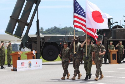 訓練開始式で日米両国の国旗を掲げる米海兵隊と陸上自衛隊の隊員＝沖縄県うるま市の米軍キャンプ・コートニーで2025年9月11日午後0時26分、比嘉洋撮影