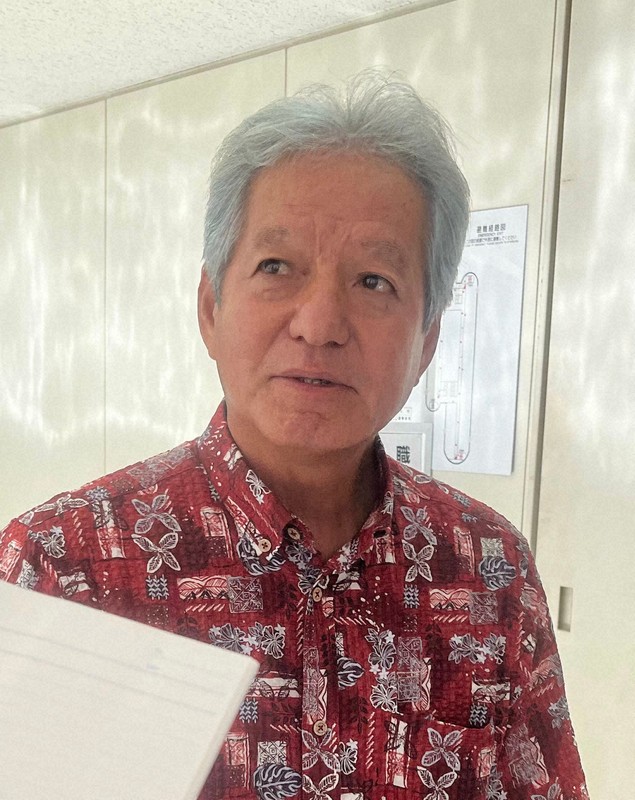 記者団の取材に応じる上地常夫・与那国町長＝那覇市の沖縄県庁で2025年9月10日午後3時1分、比嘉洋撮影