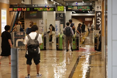 都心で100ミリ超の猛烈な雨　JR武蔵小杉駅が浸水、品川で川氾濫