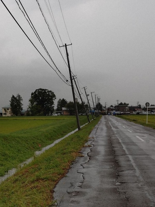 新潟県内で雷雨、2人軽傷 屋根飛び窓ガラス割れる 浸水被害も | 毎日新聞