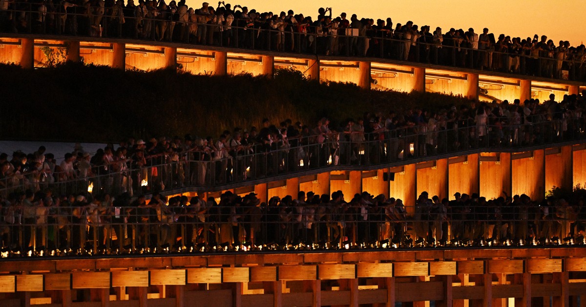 読む写真:大阪・関西万博　大屋根リングと夕景　生む一体感