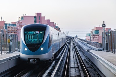 ドバイの都市鉄道「ドバイメトロ」。ＵＡＥ全体の鉄道網整備がこれから進む （Bloomberg）
