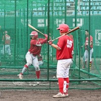 打撃練習する竹中夢翔選手（中央左）や、白滝恵汰選手（背番号55）ら＝有田市のマツゲン有田球場で、藤木俊治撮影