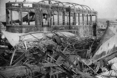 大破し焼け焦げた電車の残骸。爆心地から280メートルの紙屋町交差点（現・広島市中区）南東角で＝広島市の紙屋町交差点で1945年8月9日、国平幸男撮影　