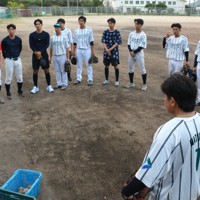 イワキテックの選手たちは平日は勤務を終えた午後5時半ごろから練習を開始する。2025年9月9日の練習前には小野耀平監督（左端）が「いい練習をしよう」と声をかけていた＝愛媛県上島町で、松倉展人撮影