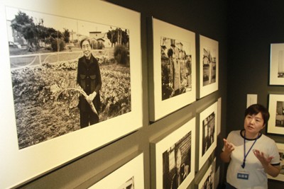 北方領土・元島民100人の「生きた証し」 3世の女性が写真集刊行 | 毎日新聞