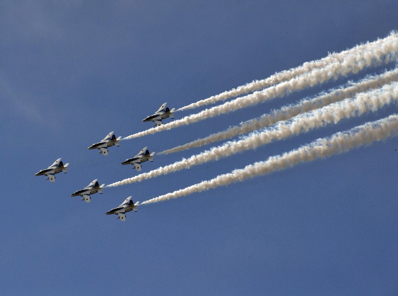 ブルーインパルス展示飛行、12日の「予行」を中止 天候不順 | 毎日新聞