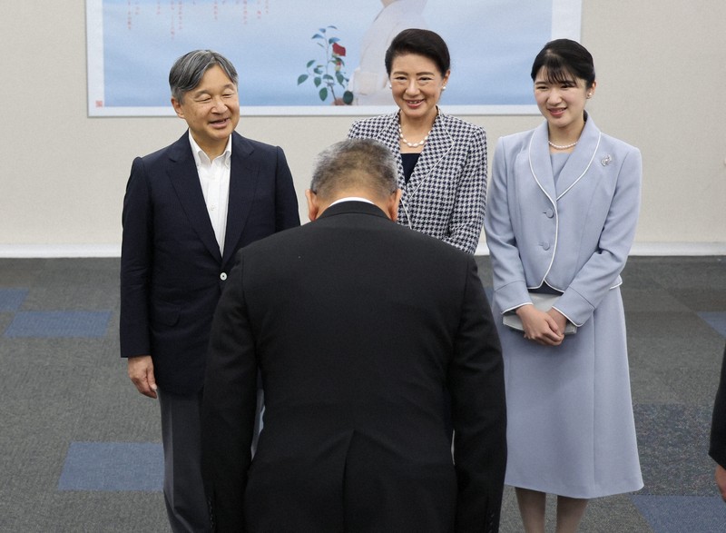 天皇ご一家が長崎入り 戦後80年、原爆犠牲者悼む 愛子さまは初 | 毎日新聞