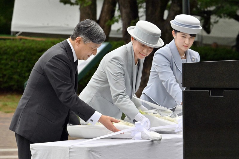 天皇ご一家、長崎で被爆者と交流 平和公園で供花、資料館見学 | 毎日新聞