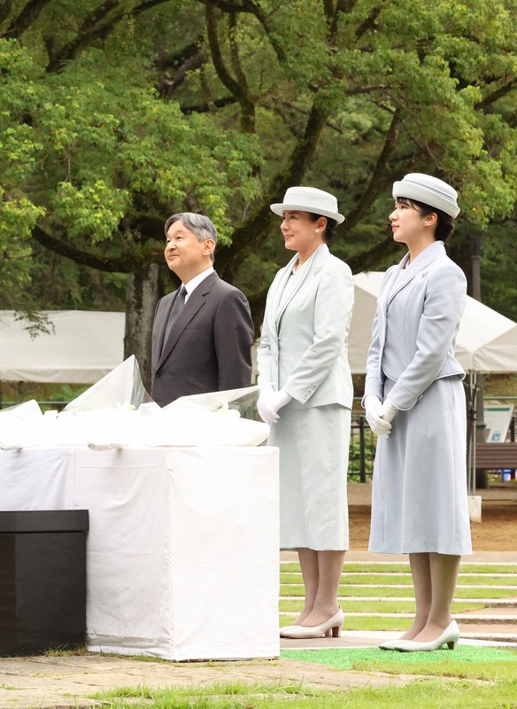 天皇ご一家が長崎入り 戦後80年、原爆犠牲者悼む 愛子さまは初 [写真