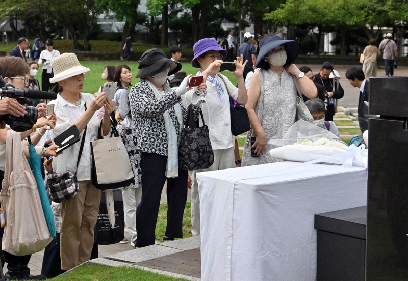 天皇ご一家が長崎入り 戦後80年、原爆犠牲者悼む 愛子さまは初 [写真