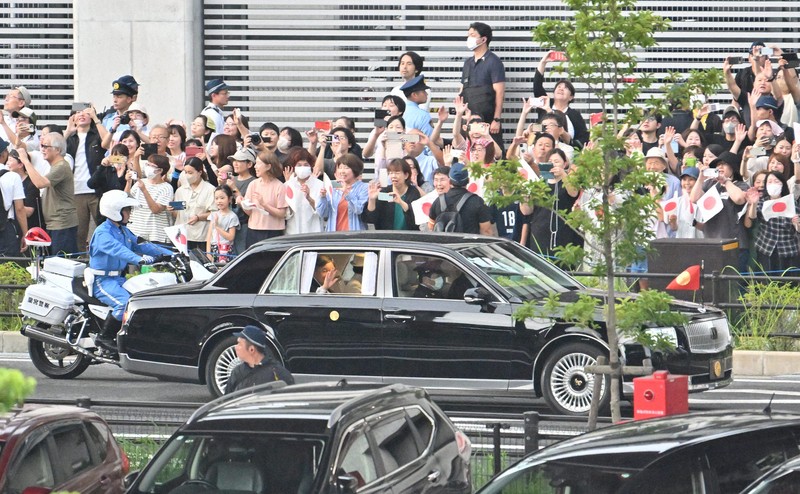 天皇ご一家が長崎入り 戦後80年、原爆犠牲者悼む 愛子さまは初 [写真