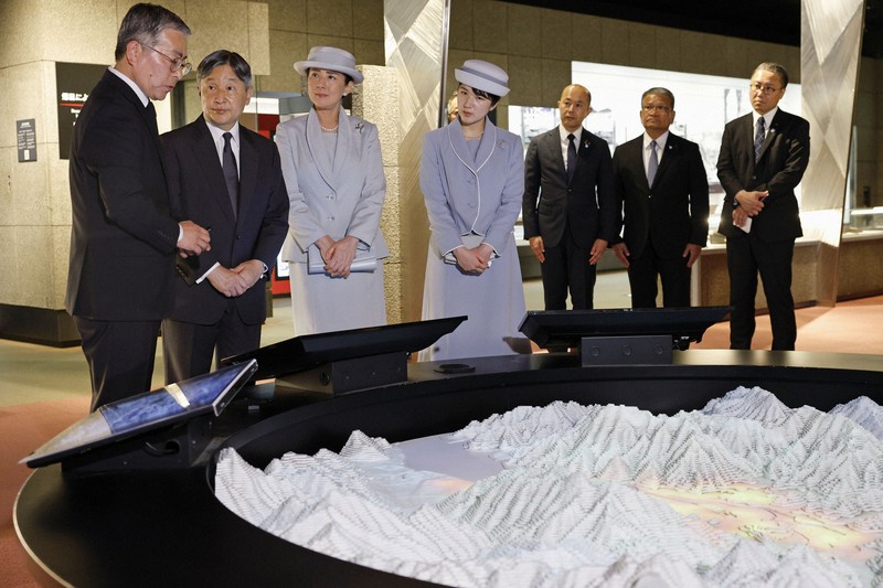 天皇ご一家が長崎入り 戦後80年、原爆犠牲者悼む 愛子さまは初 [写真