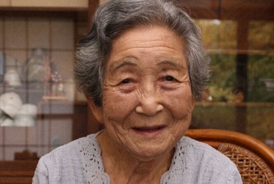 女学生時代の体験や思いを「私の少女時代」と題した小冊子にまとめた佐野睦子さん＝岩手県釜石市で2025年9月3日、奥田伸一撮影