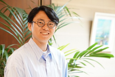 自著で「会話の0.2秒の謎」に迫った人気ユーチューブチャンネル「ゆる言語学ラジオ」の話し手、水野太貴さん＝東京都新宿区で2025年8月21日午後3時34分、清水有香撮影