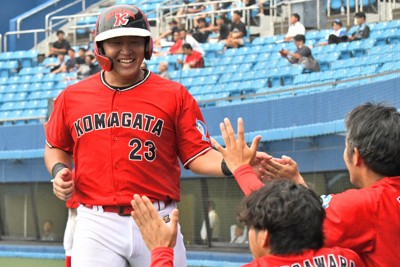 【全鹿嶋倶楽部－水沢駒形倶楽部】四回にソロ本塁打を放ち、チームメートとハイタッチする水沢駒形倶楽部の長原拓選手（左）＝松山市の坊っちゃんスタジアムで2025年9月13日午後4時20分、石川裕士撮影