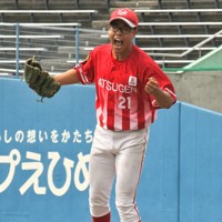 【マツゲン箕島－エフコムBC】ピンチを抑えて拳を握るマツゲン箕島の近藤陽樹投手＝松山市の坊ちゃんスタジアムで2025年9月13日午前11時1分、石川裕士撮影