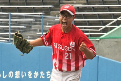【マツゲン箕島－エフコムBC】ピンチを抑えて拳を握るマツゲン箕島の近藤陽樹投手＝松山市の坊ちゃんスタジアムで2025年9月13日午前11時1分、石川裕士撮影