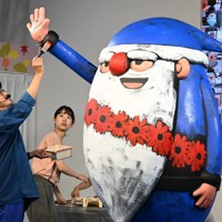 100体目のサンタが完成 大阪・関西万博 [写真特集1/14] | 毎日新聞