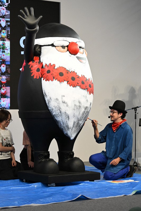 100体目のサンタが完成 大阪・関西万博 [写真特集1/14] | 毎日新聞