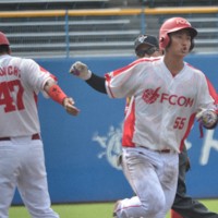【マツゲン箕島－エフコムBC】六回裏エフコムBC無死、中越え本塁打を放ち、三塁コーチとタッチを交わす松嶋拓郎（右）＝松山市の坊っちゃんスタジアムで2025年9月13日、西川拓撮影