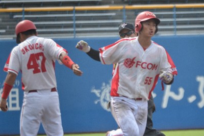 【マツゲン箕島－エフコムBC】六回裏エフコムBC無死、中越え本塁打を放ち、三塁コーチとタッチを交わす松嶋拓郎（右）＝松山市の坊っちゃんスタジアムで2025年9月13日、西川拓撮影