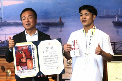 高校総体優勝を前田晋太郎市長（左）に報告した古城佑馬選手＝山口県下関市南部町で2025年9月2日、山本泰久撮影