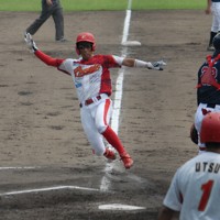 【松山フェニックスーCLUB　REBASE】一回表松山フェニックス2死満塁、柳島の右前打で宇都に続き樋口が還り、4ー0に点差を広げる＝松山市の坊っちゃんスタジアムで2025年9月13日午後0時22分、花岡洋二撮影