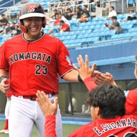 【全鹿嶋倶楽部－水沢駒形倶楽部】四回にソロ本塁打を放ち、チームメートとハイタッチする水沢駒形倶楽部の長原（左）＝石川裕士撮影
